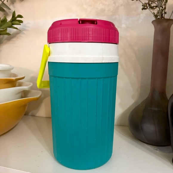 Vintage 1990s Igloo Plastic 1/2 Gallon Insulated Travel Water Jug Cooler - Picture 2 of 10